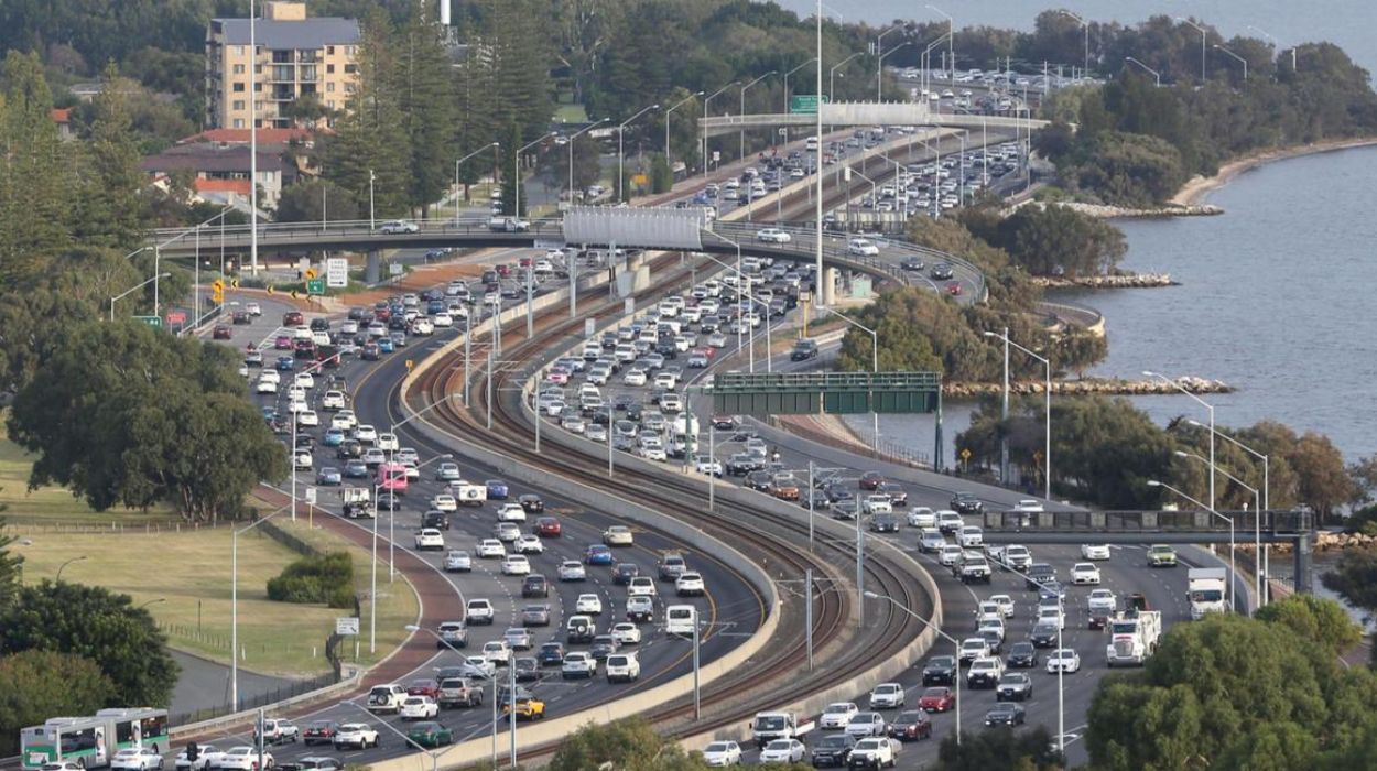 Northbound Freeway Traffic at a Standstill as Douth Residents Flood into Perth for Xmas